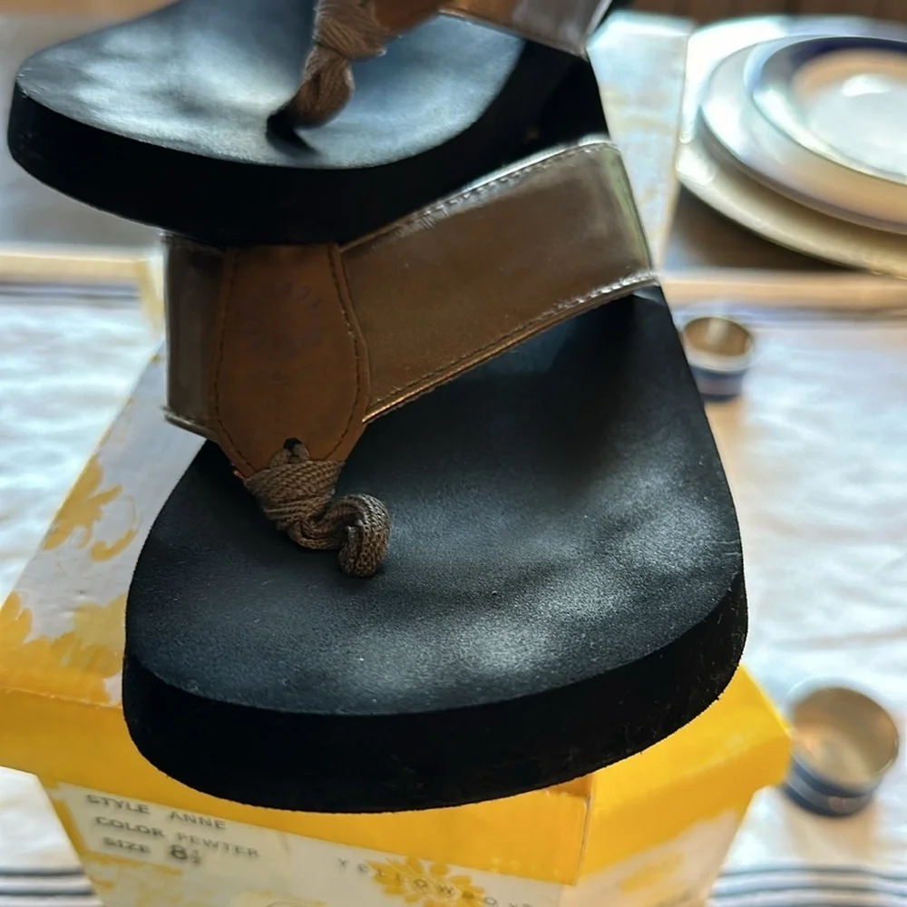 Yellow box Hugo bronze flip-flops size 8.5 - Picture 2 of 8